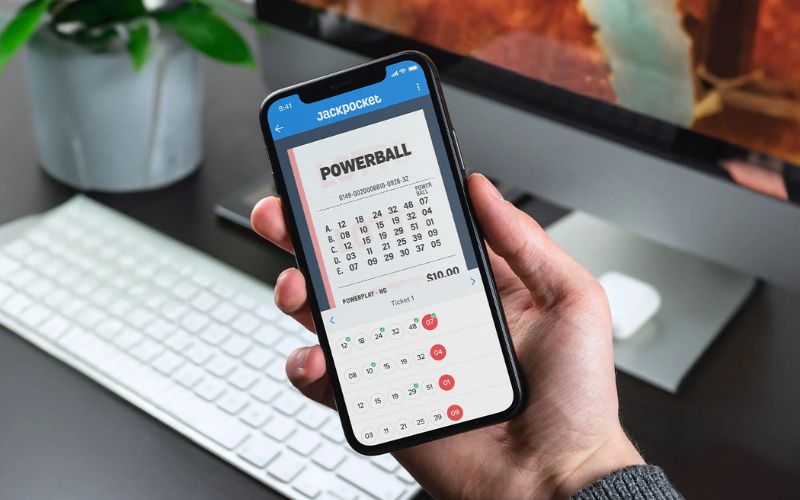 Người dùng tải ứng dụng lô đề trực tuyến trên điện thoại